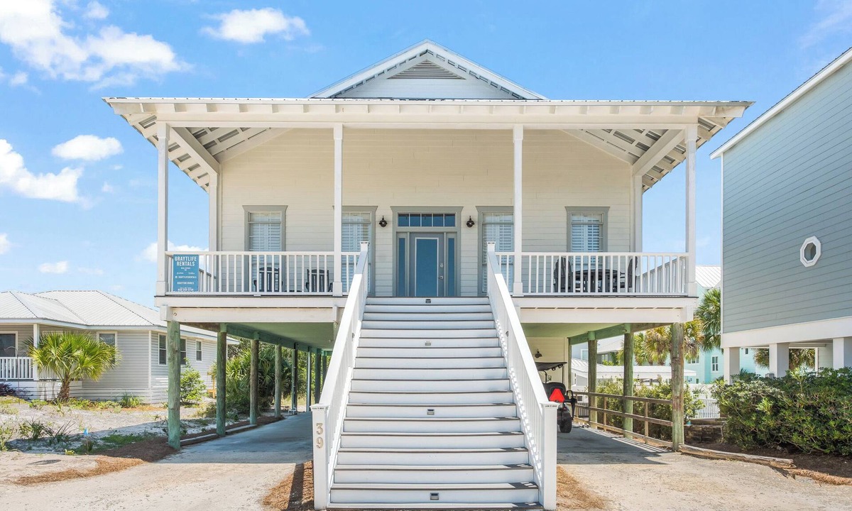 Grayton Beach House | 1 minute walk to PUBLIC BEACH + Heated Pool +Bikes +Corn Hole +Large Gas Grill