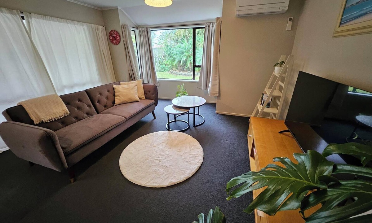 Auckland House | 3 Bedroom Home with free parking in Prime Location minutes from Milford Beach