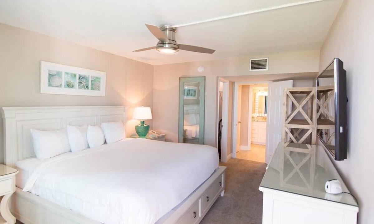 Sanibel Hotel | 3 Relaxing Units with Partial Gulf Views, Nature Trails & Beach Adventure