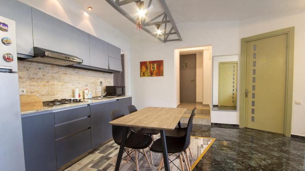 Tbilisi City Centre Apartment | 4 Bedroom Apartment on Liberty Square