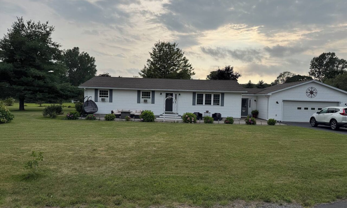 Town of Hounsfield House | Charming 3-bedroom house in wonderful Sackets Harbor with WiFi, AC