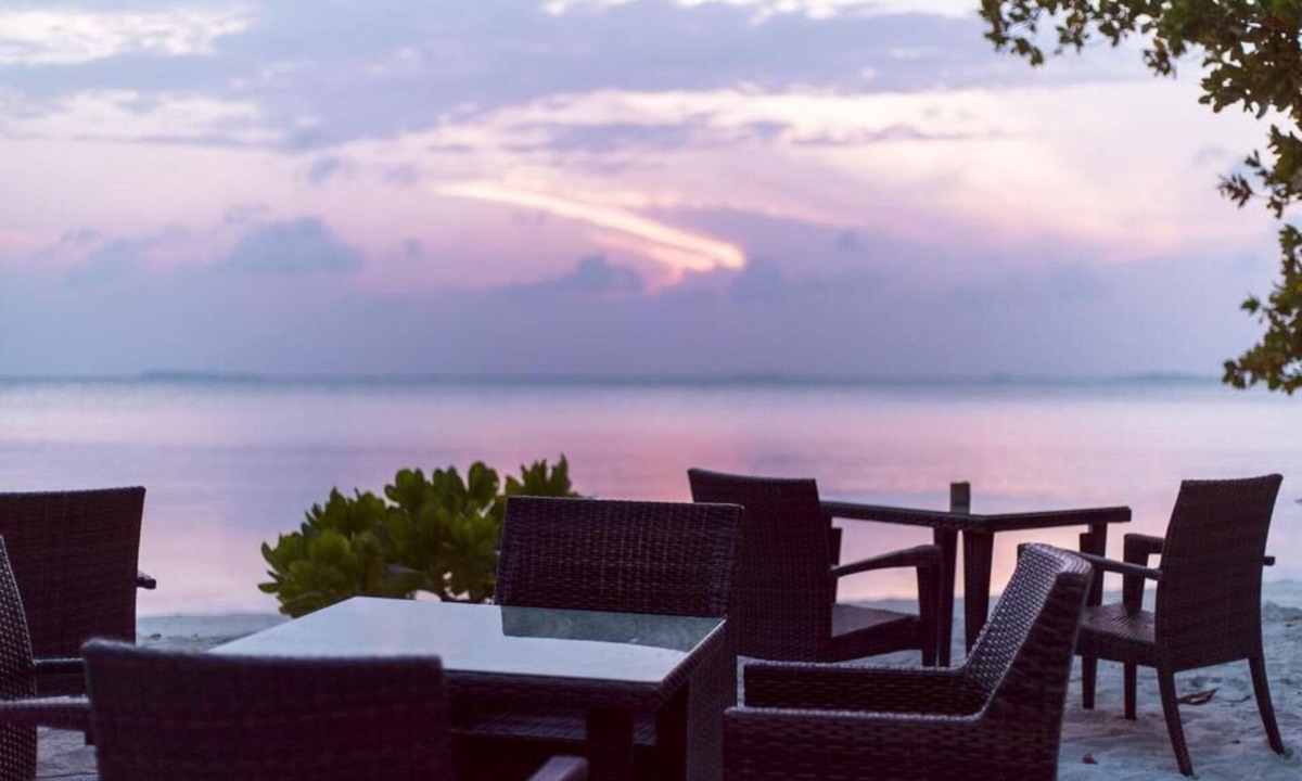 Dhangethi Bed & Breakfast | Deluxe room - Beachfront villa in Dhangethi (bnb)