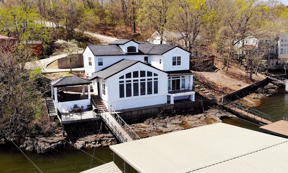 Sunrise Beach House | Executive Getaway close to all the action with Private 2 slip dock