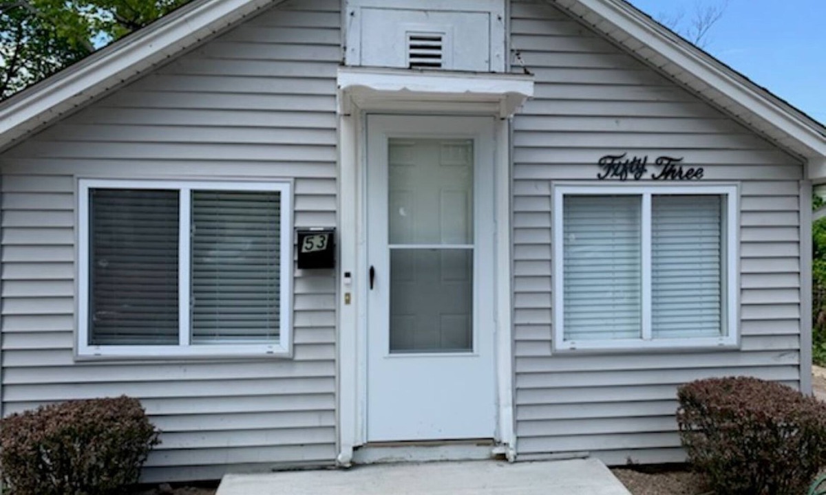 West Irondequoit House | Lake breeze - Blissful Lakeshore hideaway w/private beach access-great sunsets