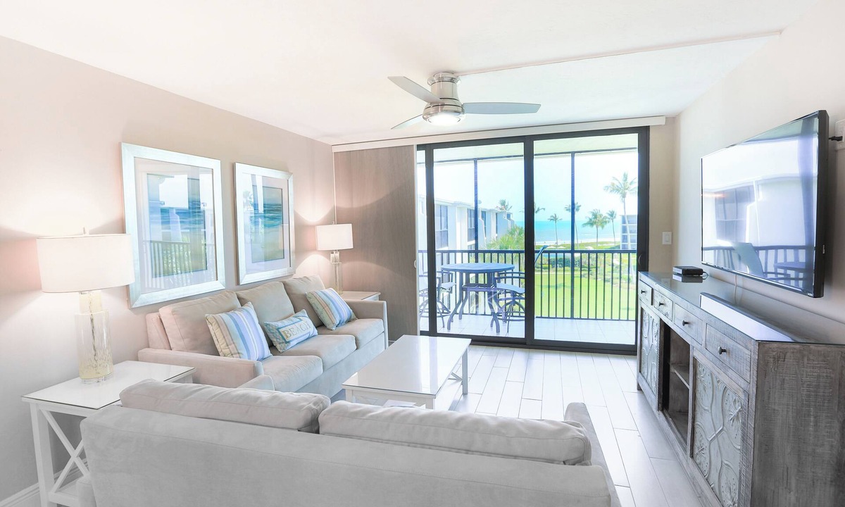 Sanibel Hotel | Relax by the Beach with Pools, Tennis & Hot Tub — 2 Family-friendly Units
