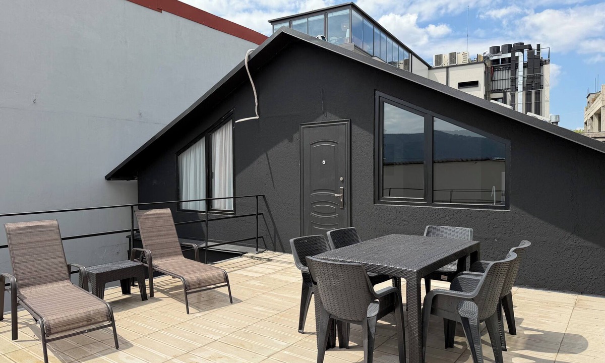 Avlabari Apartment | Spacious 3-bedroom apartment in pleasant T'bilisi with AC
