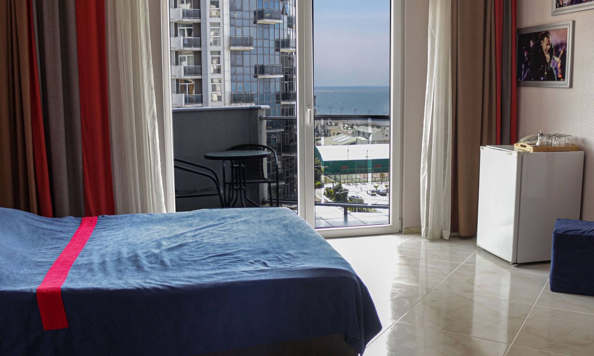 New Boulevard Apartment | Sunny Studio at the Seaside