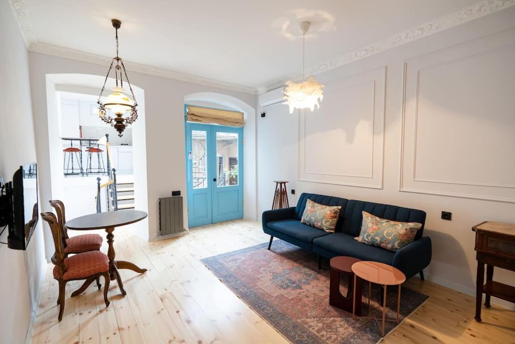 Chugureti Apartment | Tbilisian Yard - City Center