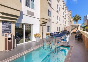 2 Studio Suites with Full Kitchens! Adjacent to Disneyland Resort! Shuttle, Pool in Anaheim