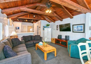 304S: Budget-friendly Cottage, Open Floorplan Duplex, 2 Blocks to Beach, Shops + in Avalon