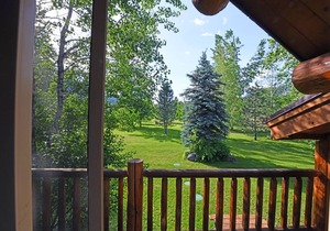 Running Wolf Studio – trail access, pool/hot tub, private balcony in Winthrop