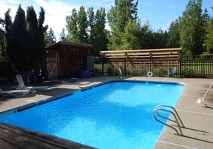 Running Wolf Studio – trail access, pool/hot tub, private balcony in Winthrop