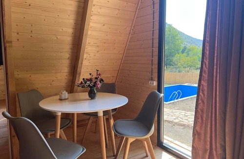 Ambrolauri Cottage | რაჭაში, ეკოლოგიურად სუფთა ხის კოტეჯი, აუზით და კეთილმოწყობილი ეზოთი