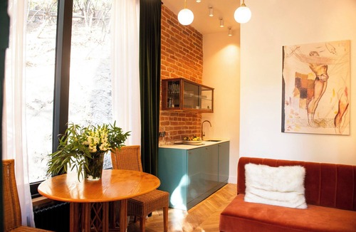 Old Tbilisi Apartment | Apartment with outdoor Patio & Rooftop near the Lower Station of Funicular