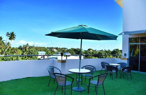 Kudahuvadhoo Hotel | Blue Wave Guest House includes a garden & a patio & is located in Kudahuvadhoo.