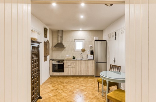 Darnius Apartment | Bosque Apartment with Mountain Views, Wi-Fi, and Air Conditioning