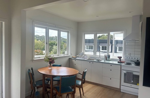 Blackpool Cottage | Caesars Cottage - 5 minutes walk from heart of Waiheke Island