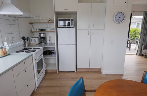 Blackpool Cottage | Caesars Cottage - 5 minutes walk from heart of Waiheke Island