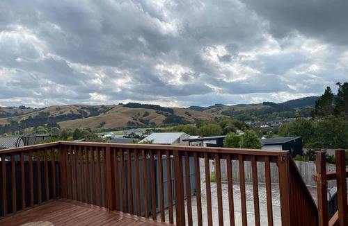 Helensville House | Cosy retreat from busy hassle bussle of city. Come relax at mountain view house.