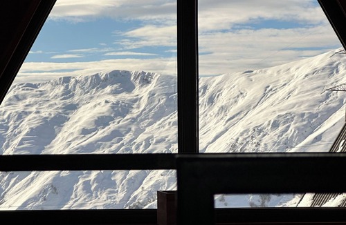 Kazbegi Cottage | cozy winter cottage in picturesqueue Gudauri with WiFi, near ski slopes