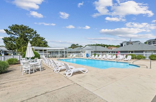 Northeast Virginia Beach House | Full Condo w/pool, 5 min walk to beach