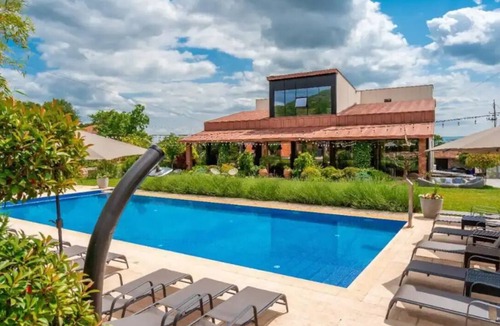Zegaani House | Hotel room in a winery with balcony