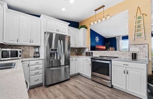 Avalon by the Sea House | King Suite, Hot Tub, Pool, BBQ Grill, Bikes, Patio, EV Charger, 600 ft 2 Beach!