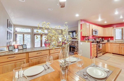 Incline Village Condo | Lake Tahoe Corner Condo w/Hot Tub, Beaches Nearby