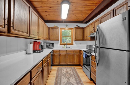 Pocono Mountain Lake House | Lakefront Cabin · Hot Tub · Game Room · Kayaks Fully Loaded, Dock