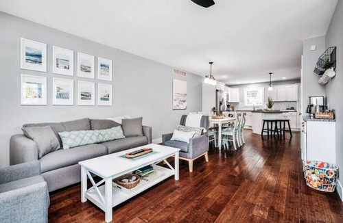 Traverse City Villa | Lakescape Modern 3BD Townhome Downtown Wineries
