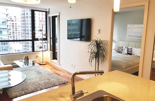 Yaletown Apartment | Luxury Beautiful Suite in the Heart of Downtown - Steps to BC Place Stadium!