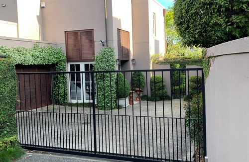 Remuera House | Luxury Living in Remuera Family Home w Pool - Prime Location