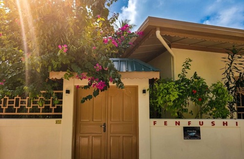 Dhidhoofinolhu Island Cabin | Maldives:Charming 5-bedroom lodge with AC in beautiful Fenfushi