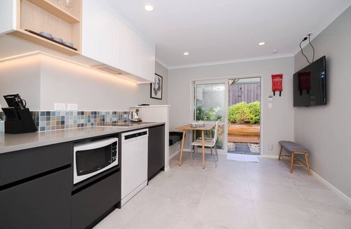 Rosedale House | Modern private 2 bedroom home unit in Albany-Walk distance to Rosedale Park