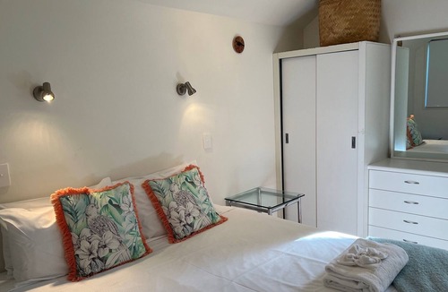 Waiheke Island House | Palm Beach Oasis, Dble Kayak, SKYTV, Wifi & maybe a car too?