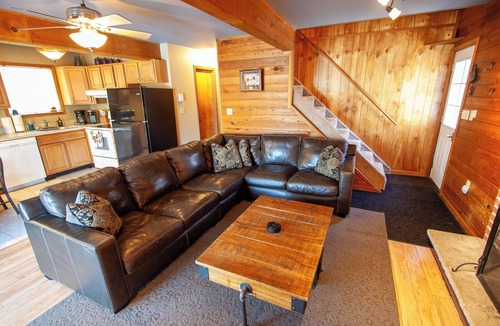 Albrightsville Cabin | Pet Paradise w Fully-Fenced-Yard; Rustic Charm-Near Slopes-Ski-WtrPrks-JimThorpe