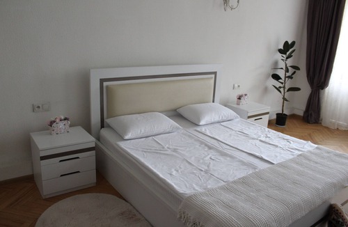 Chugureti Apartment | Prime Old Tbilisi Location - Walk to Major Attractions