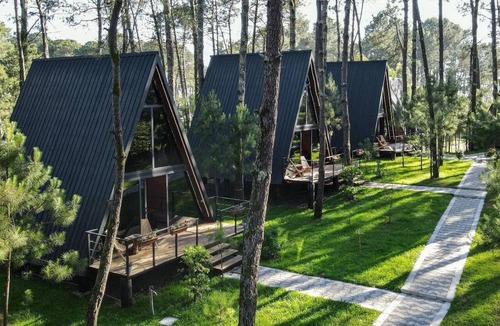 Guria Ski Chalet | Seaside A-Frame Cottage for Couples and Families near Ureki Beach
