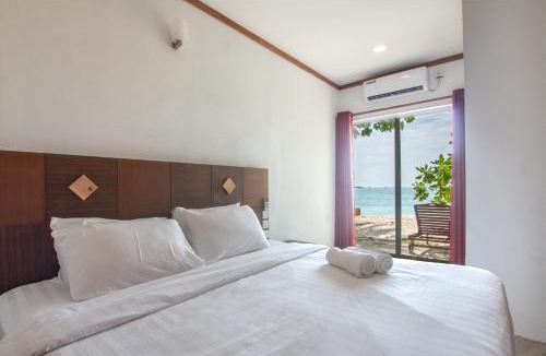 Rasdhoo House | Shallow Lagoon Sunset
