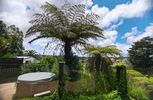 Glenfield Villa | Spa Retreat Spacious 7 BRS 3 Baths Movie Lounge nice Garden with Parking