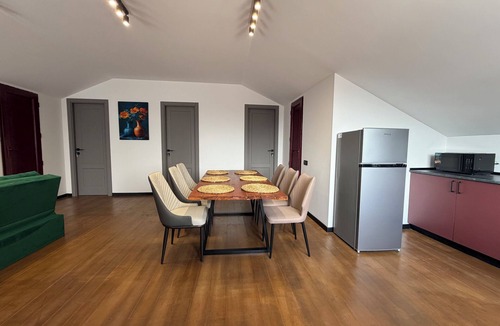 Avlabari Apartment | Spacious 3-bedroom apartment in pleasant T'bilisi with AC