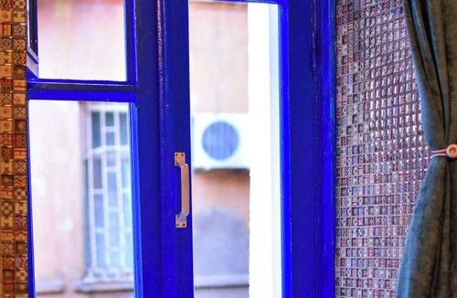 Old Tbilisi Apartment | The Librarians' Flat with Balcony