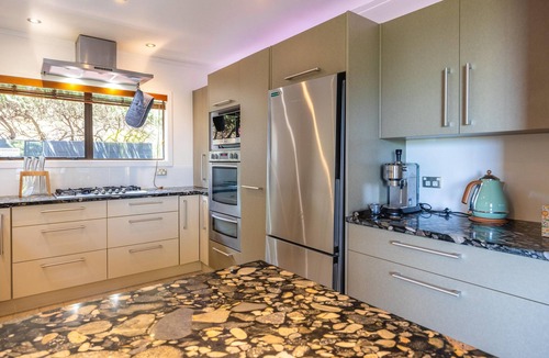 Onetangi Villa | Villa De La Isla - Onetangi - Villa de la Isla is a stylish Waiheke retreat near Onetangi Beach and shops. Featuring 3 queen bedrooms, 2 bathrooms, games room, private Buddha Bar, hot tub with ocean views, and fun gardens, its perfect for relaxing or