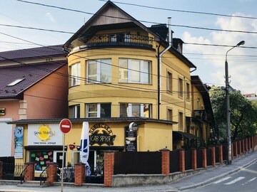 Уютная вилла в центре Трускавца, номера с кухнями. in Трускавець
