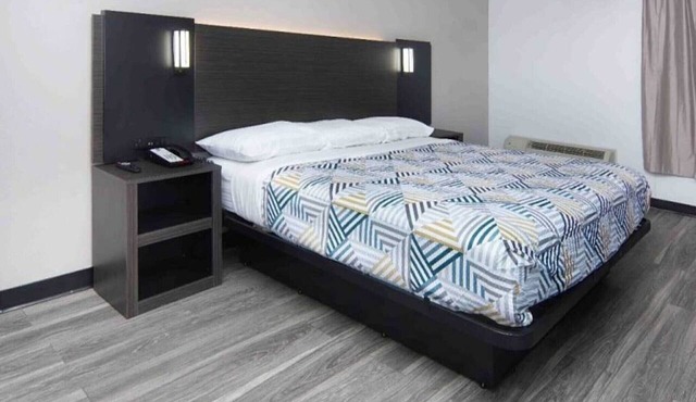1 King Bed | Non-Smoking in Fort Worth TX