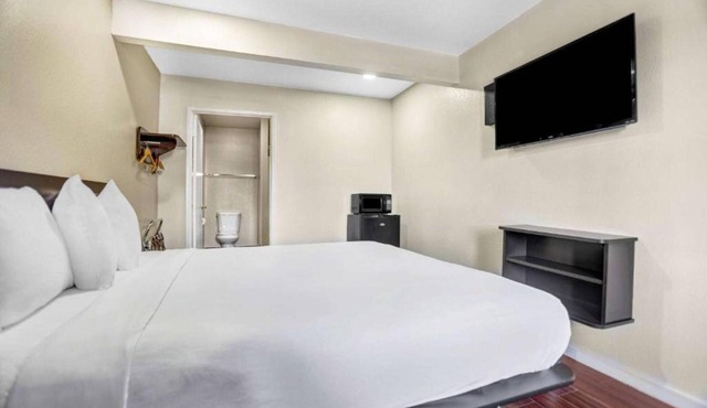 1 King Bed|Non-Smoking,Kitchen in Ukiah