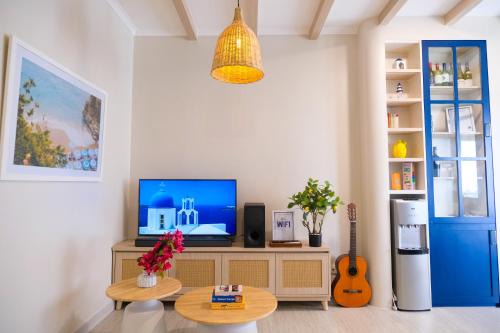 2BR City Center Stay - Santorini Style, Near MRT, Sudirman Park area in Jakarta