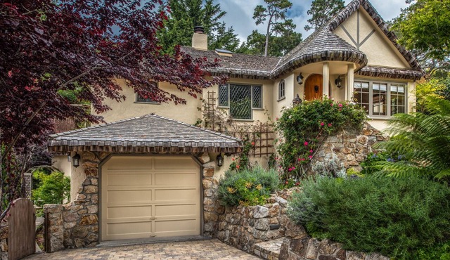 3770 Stone's Throw ~ Walk to the Ocean and Town in Carmel