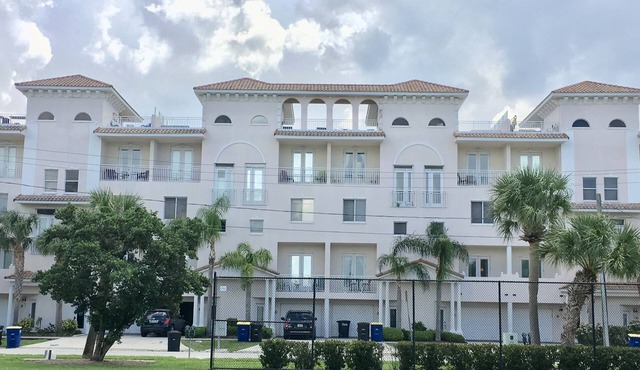 4 BR Clearwater Beach Townhouse Hot Tub Rooftop Lounge Beach/Gulf Views in Clearwater