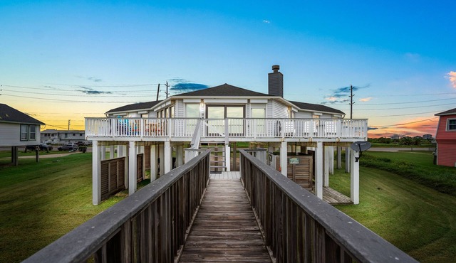 5 Bdr./ 3 bath Remodeled in 2020 West Galveston Beachfront house. Sleeps 14. in Galveston
